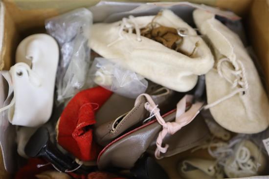 A quantity of vintage glasses, dolls shoes and clothing